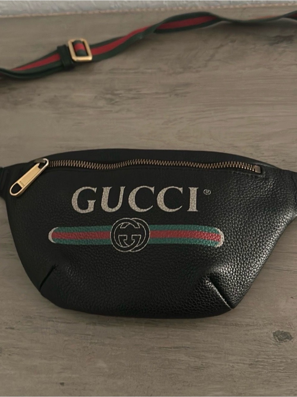 Gucci Black Leather Pouch with Gold-Tone Zipper authentic